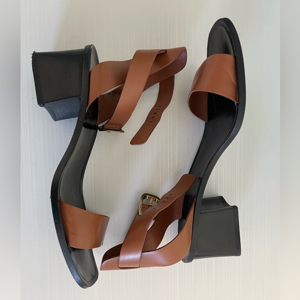 Tod’s leather sandals in brown with gold - tone hardware